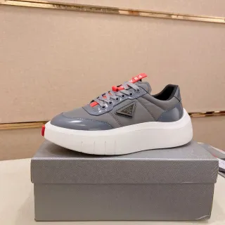 Prada Suela de plataforma gris y roja Puntera glossy de charol Sneakers chunky