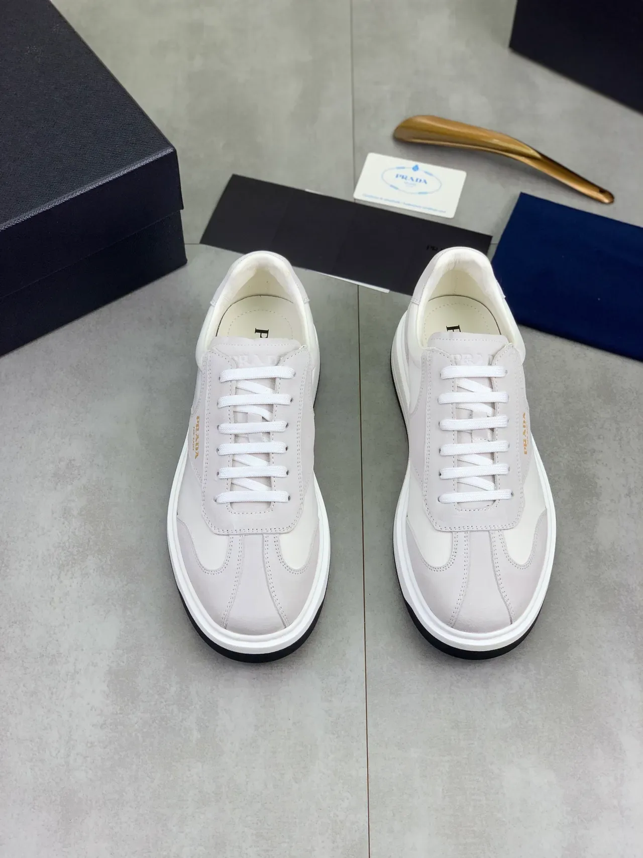 Prada Sneakers Lifestyle Gris Blanc Bas en Daim et Cuir Panelés 4