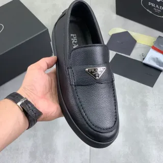 Prada Moccasin Noir Cuir Grainé Logo Triangulaire Métallique Moccasin