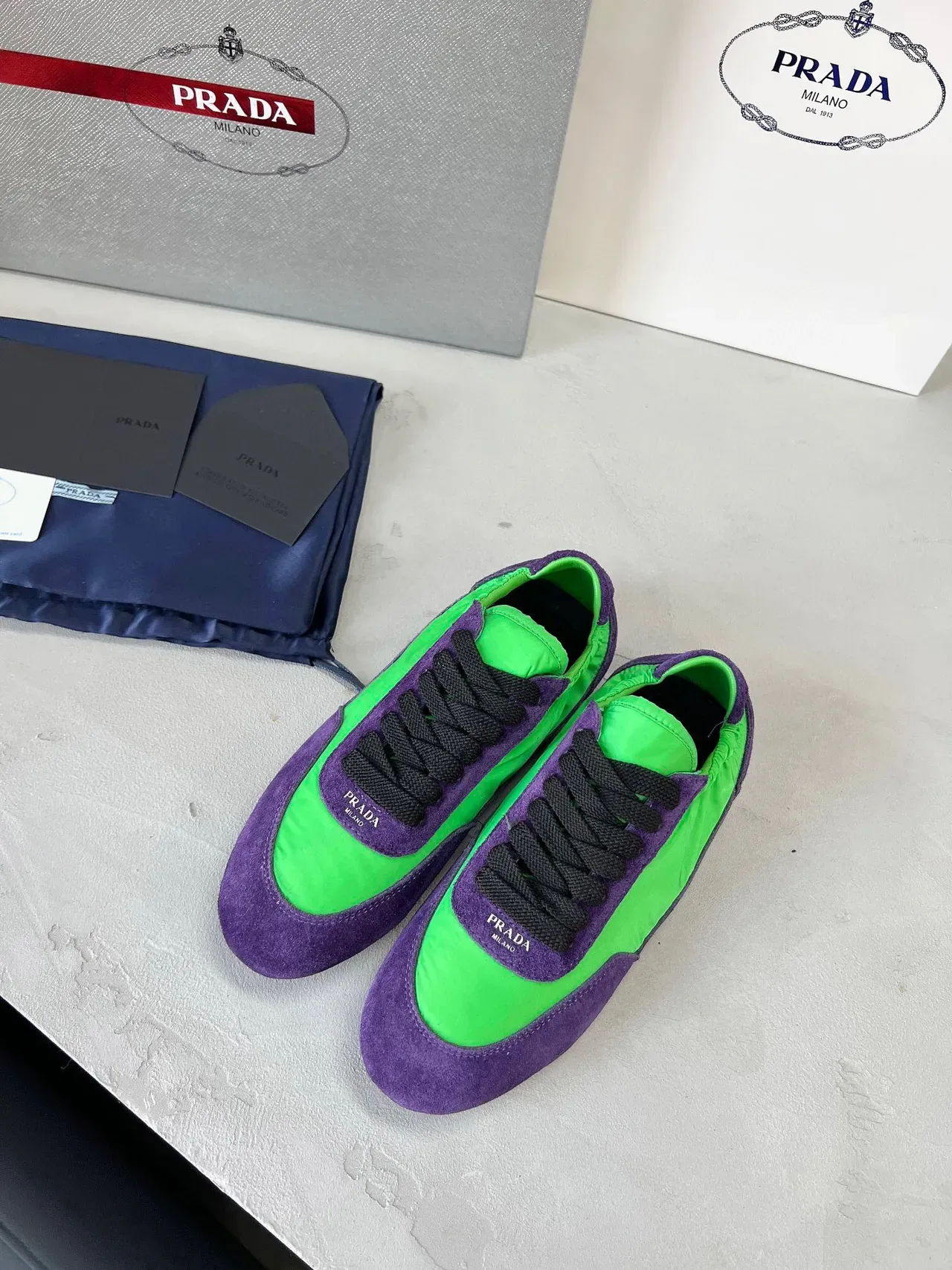 Prada Tênis Lifestyle Low-Top com Painéis de Camurça e Nylon em Roxo e Verde 2