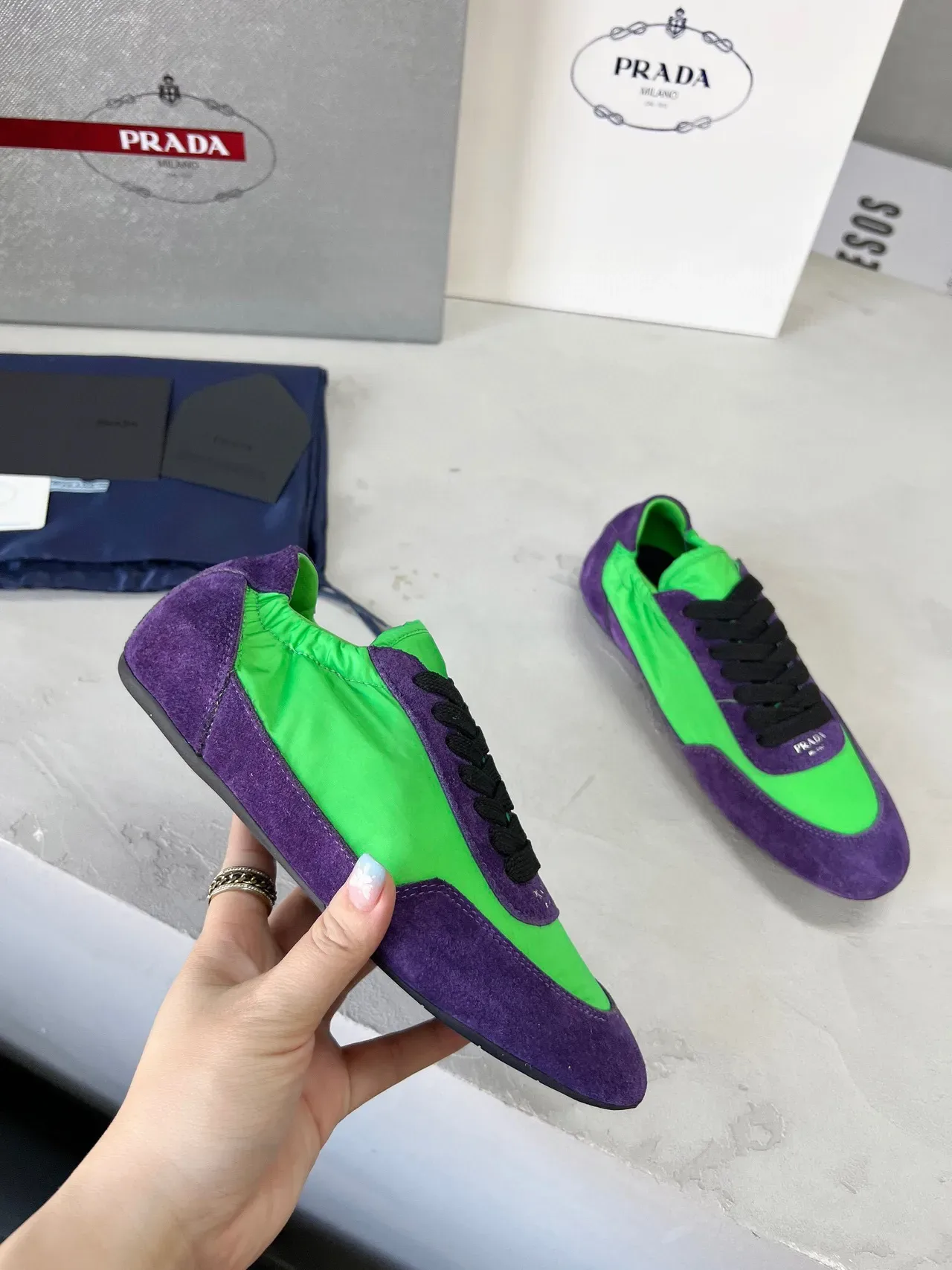 Prada Tênis Lifestyle Low-Top com Painéis de Camurça e Nylon em Roxo e Verde 3