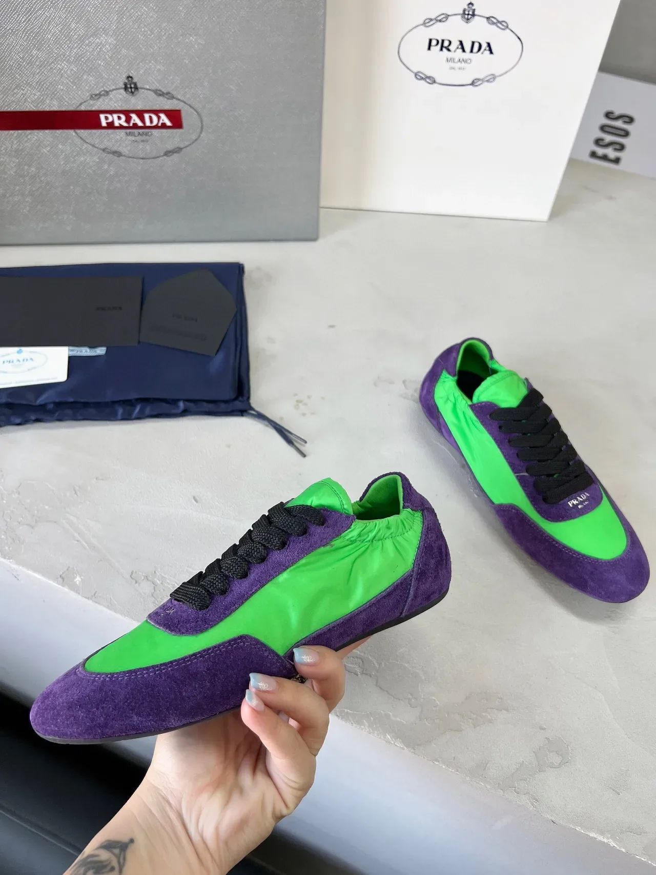 Prada Tênis Lifestyle Low-Top com Painéis de Camurça e Nylon em Roxo e Verde 4