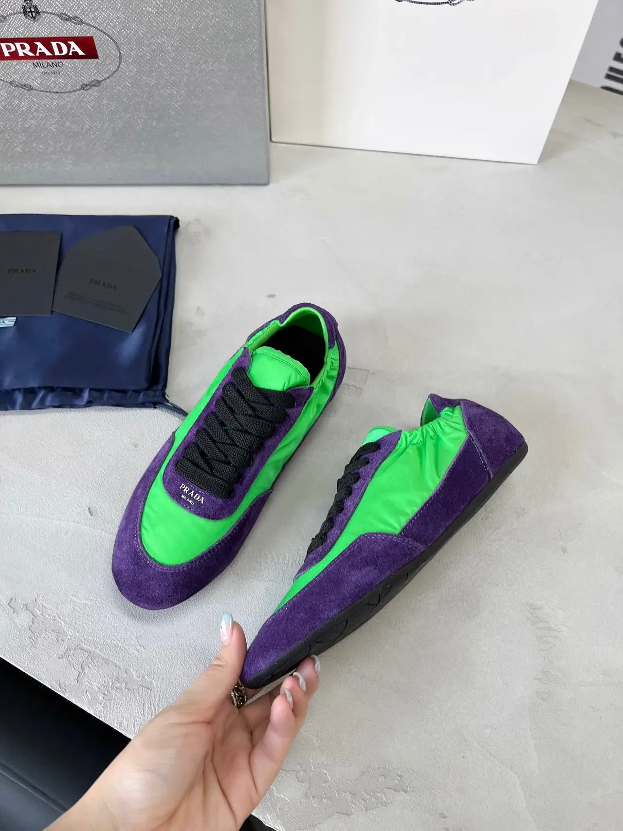 Prada Tênis Lifestyle Low-Top com Painéis de Camurça e Nylon em Roxo e Verde 5