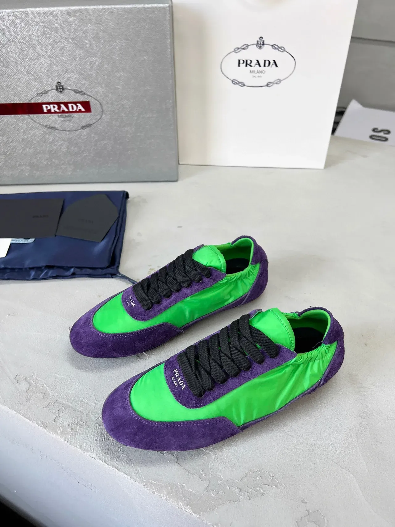 Prada Tênis Lifestyle Low-Top com Painéis de Camurça e Nylon em Roxo e Verde 6
