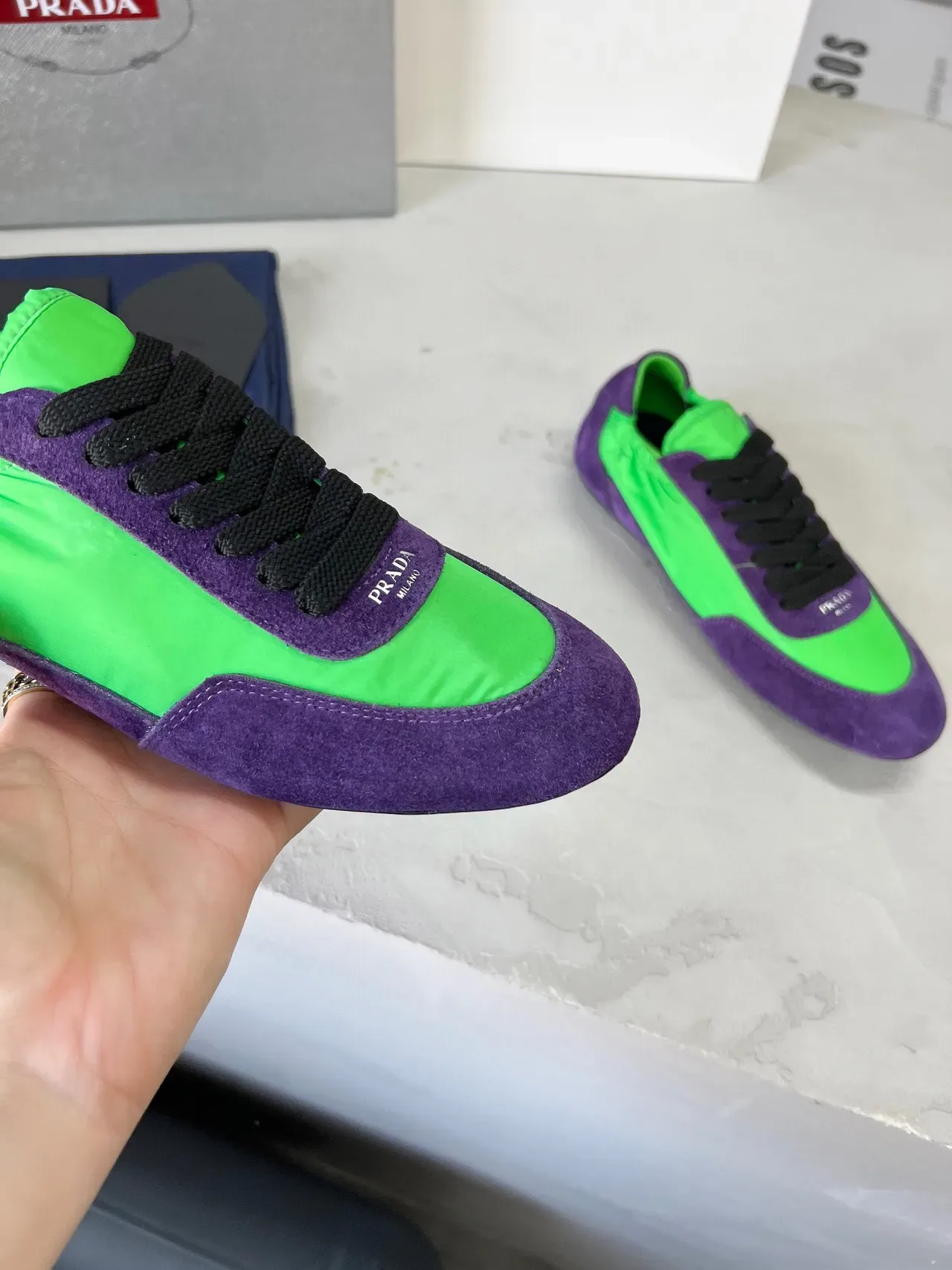 Prada Tênis Lifestyle Low-Top com Painéis de Camurça e Nylon em Roxo e Verde 7