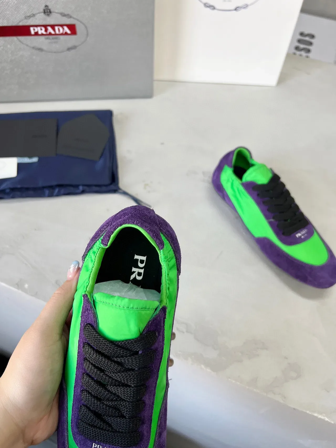 Prada Tênis Lifestyle Low-Top com Painéis de Camurça e Nylon em Roxo e Verde 8