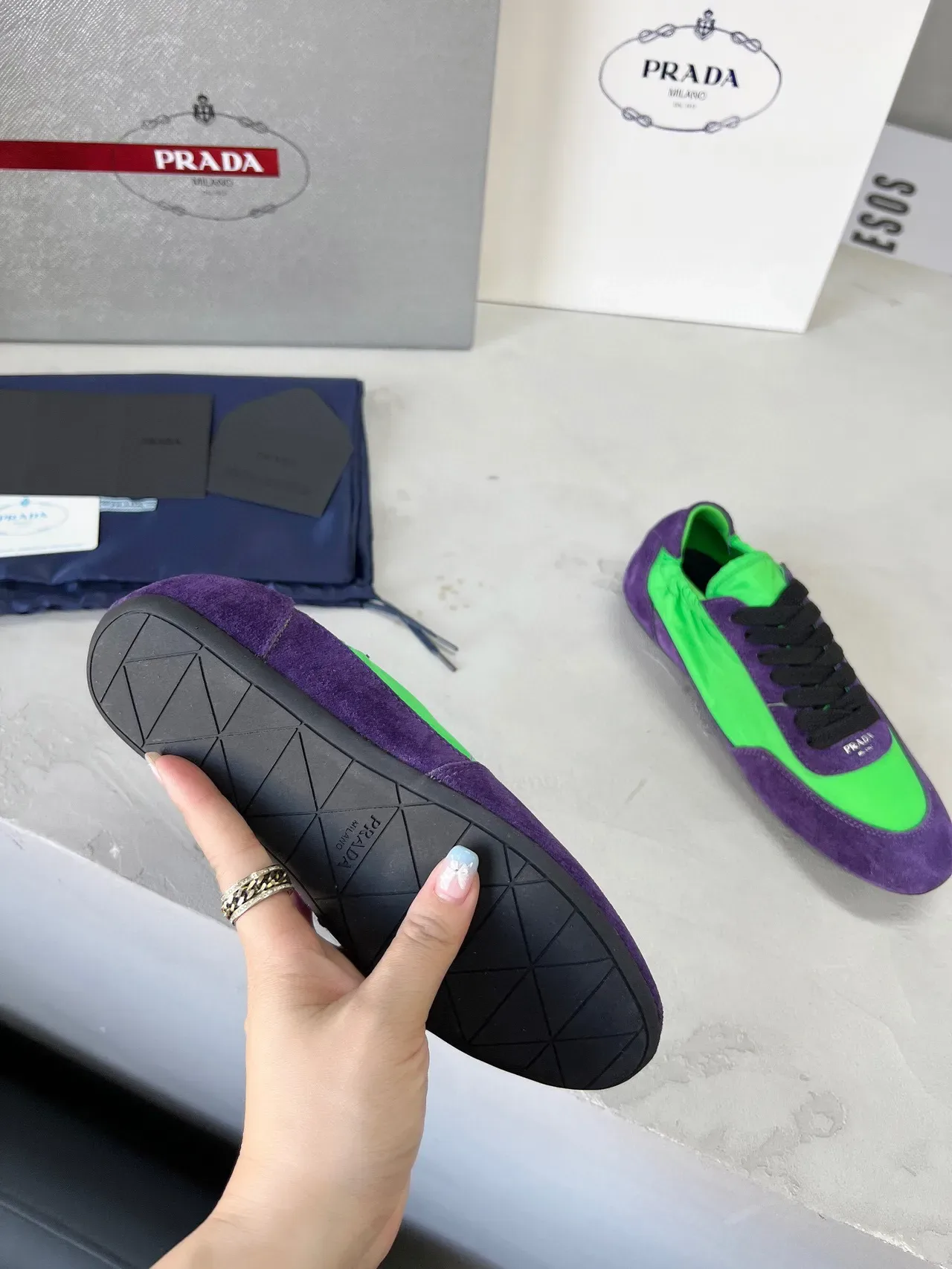Prada Tênis Lifestyle Low-Top com Painéis de Camurça e Nylon em Roxo e Verde 9