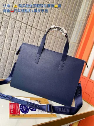 Prada Re-Nylon Tote Navy Silhouette Structurée Rectangulaire Aspect Cuir Texturisé Saffiano Sac Tote 2