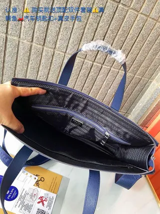 Prada Re-Nylon Tote Navy Silhouette Structurée Rectangulaire Aspect Cuir Texturisé Saffiano Sac Tote 3
