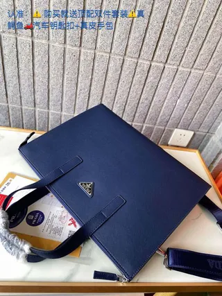 Prada Re-Nylon Tote Navy Silhouette Structurée Rectangulaire Aspect Cuir Texturisé Saffiano Sac Tote 4