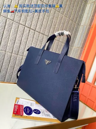 Prada Re-Nylon Tote Navy Silhouette Structurée Rectangulaire Aspect Cuir Texturisé Saffiano Sac Tote 6