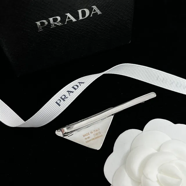 Prada Triangle Logo Preto Dourado Broche Triangular Esmalte Metal 2