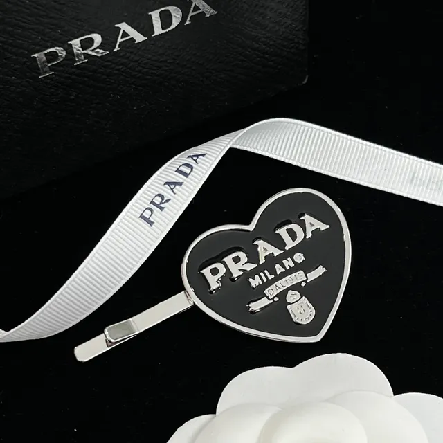 Prada Triangle Logo Preto Dourado Broche Triangular Esmalte Metal 3