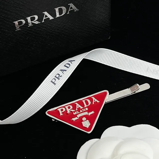 Prada Triangle Logo Preto Dourado Broche Triangular Esmalte Metal 6