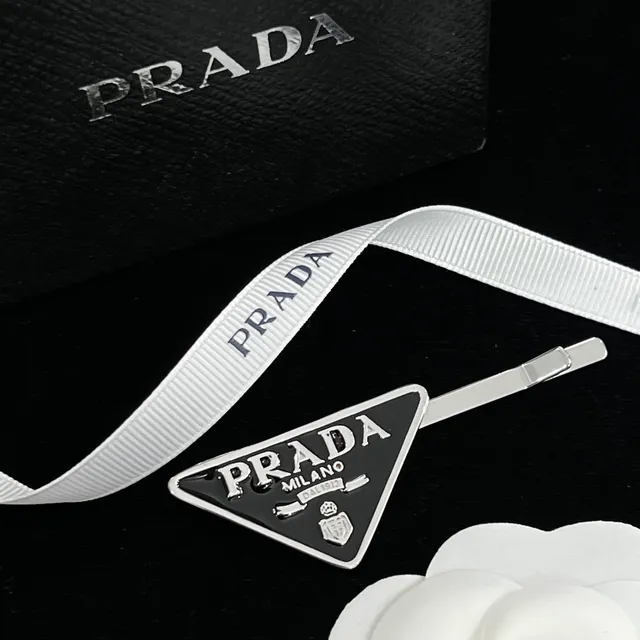 Prada Triangle Logo Preto Dourado Broche Triangular Esmalte Metal 7