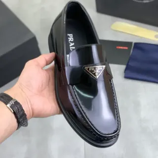 Prada Loafer Triangle Logo Noir Argent Cuir Patenté Brillant Metal Loafer