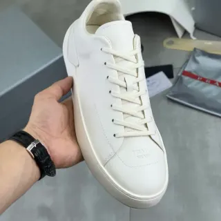 Prada Sneakers Minimalistes en Cuir Lifestyle Blanches