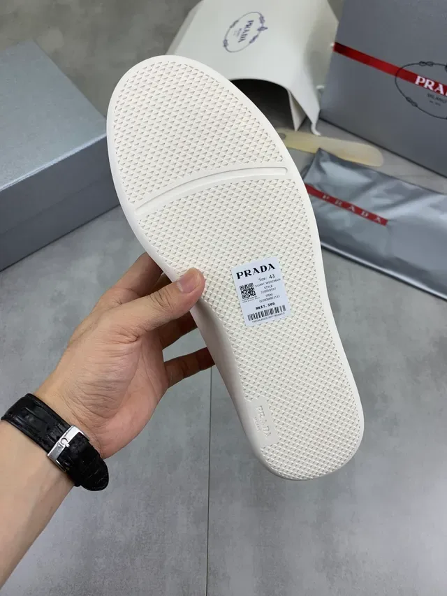 Prada Sneakers Minimalistes en Cuir Lifestyle Blanches 2