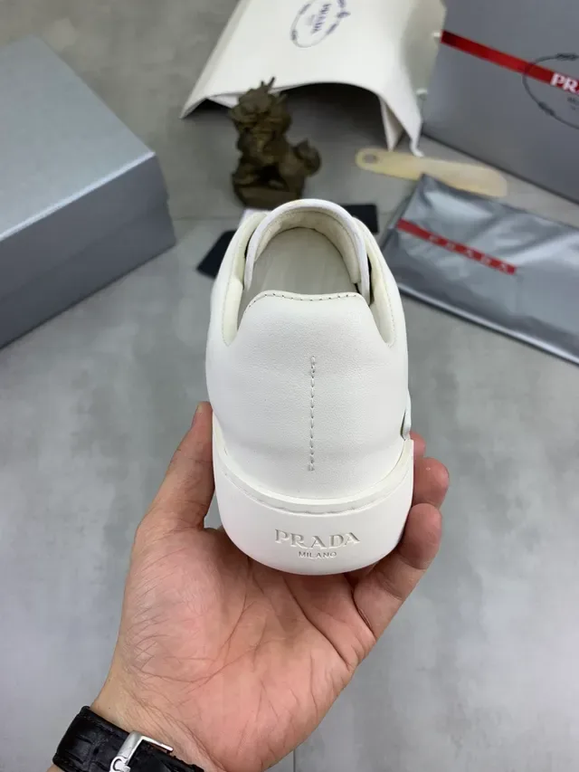 Prada Sneakers Minimalistes en Cuir Lifestyle Blanches 3