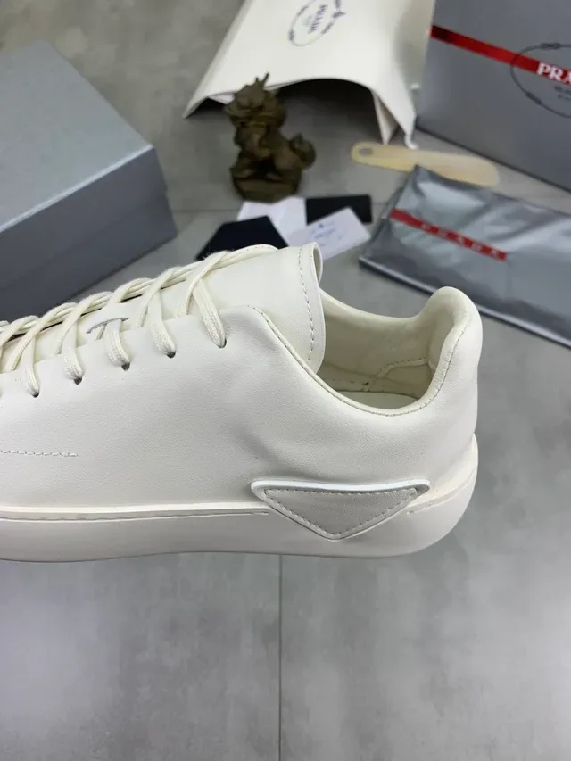 Prada Sneakers Minimalistes en Cuir Lifestyle Blanches 4