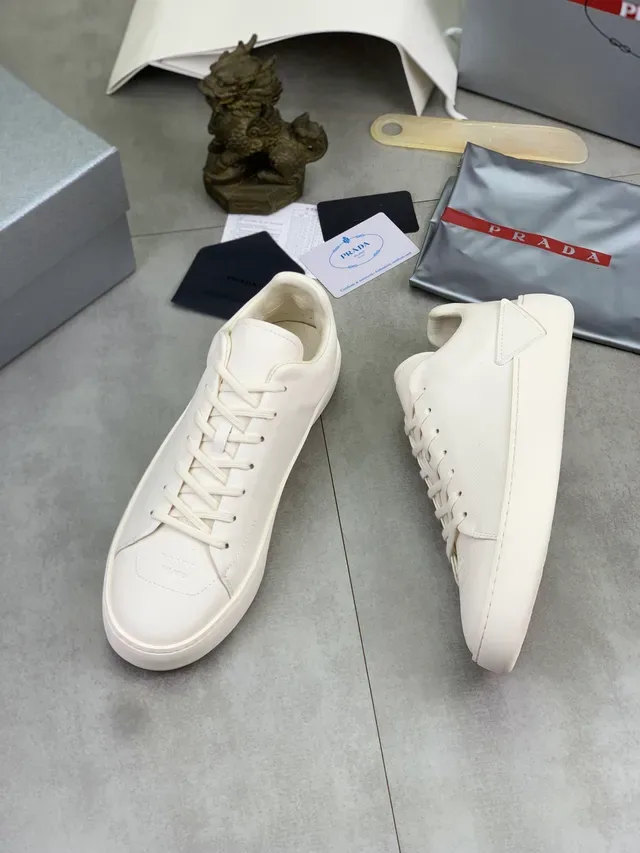 Prada Sneakers Minimalistes en Cuir Lifestyle Blanches 5