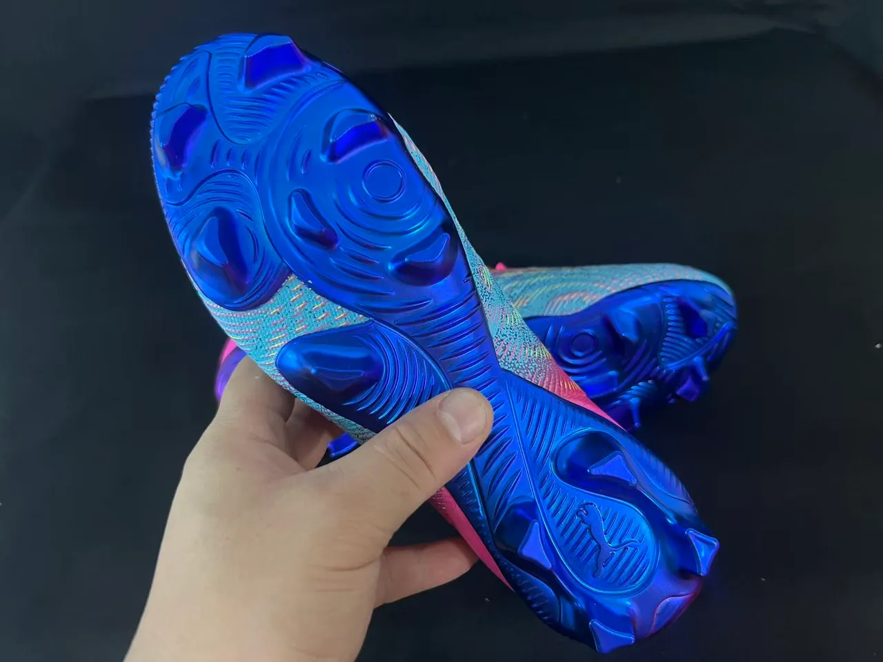 Chaussures de football Puma Future Z à talons bas, upper synthétique, colorway dégradé rose et bleu, Firm-Ground 2