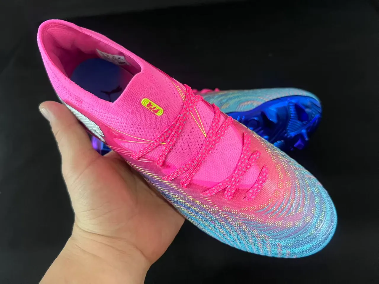 Chaussures de football Puma Future Z à talons bas, upper synthétique, colorway dégradé rose et bleu, Firm-Ground 5