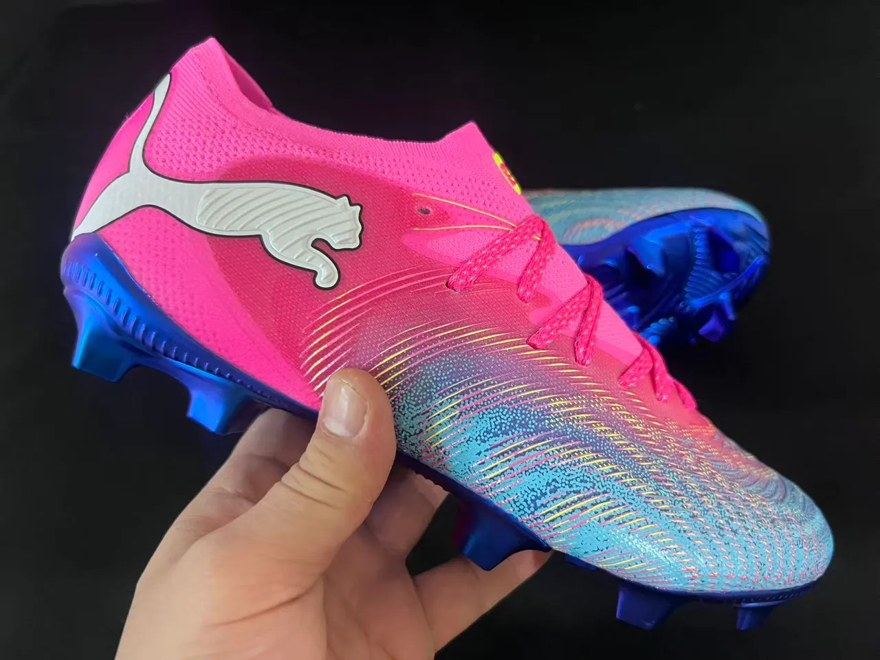 Chaussures de football Puma Future Z à talons bas, upper synthétique, colorway dégradé rose et bleu, Firm-Ground 6