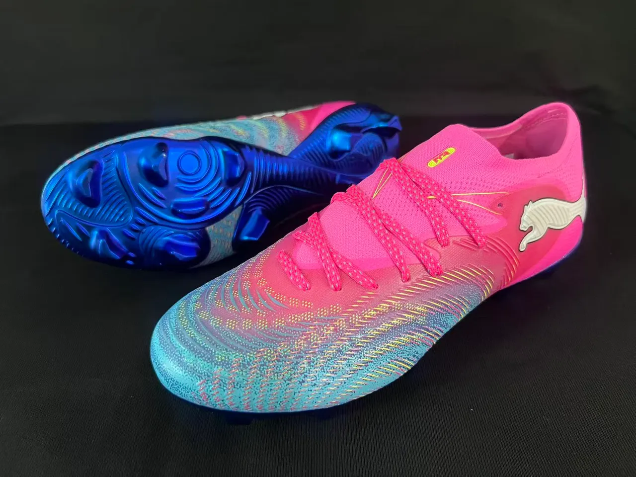 Chaussures de football Puma Future Z à talons bas, upper synthétique, colorway dégradé rose et bleu, Firm-Ground 9