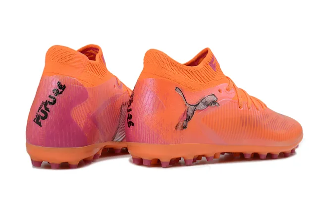 Puma Chaussures de soccer à gazon artificiel orange rose, col tricoté à côtes, empaumure synthétique sur le forefoot, coupe haute 5