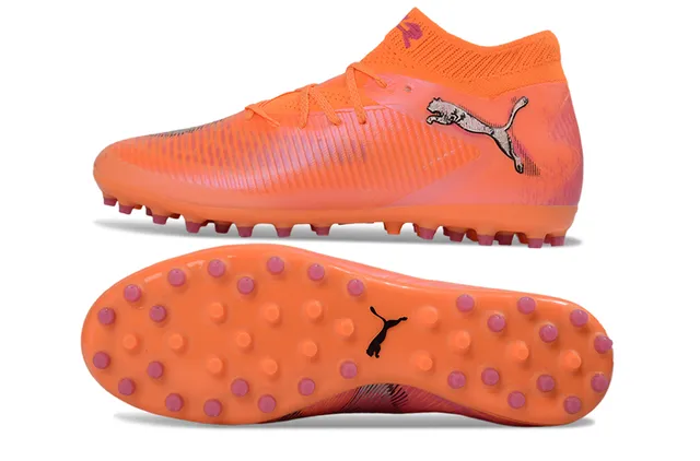 Puma Chaussures de soccer à gazon artificiel orange rose, col tricoté à côtes, empaumure synthétique sur le forefoot, coupe haute 6