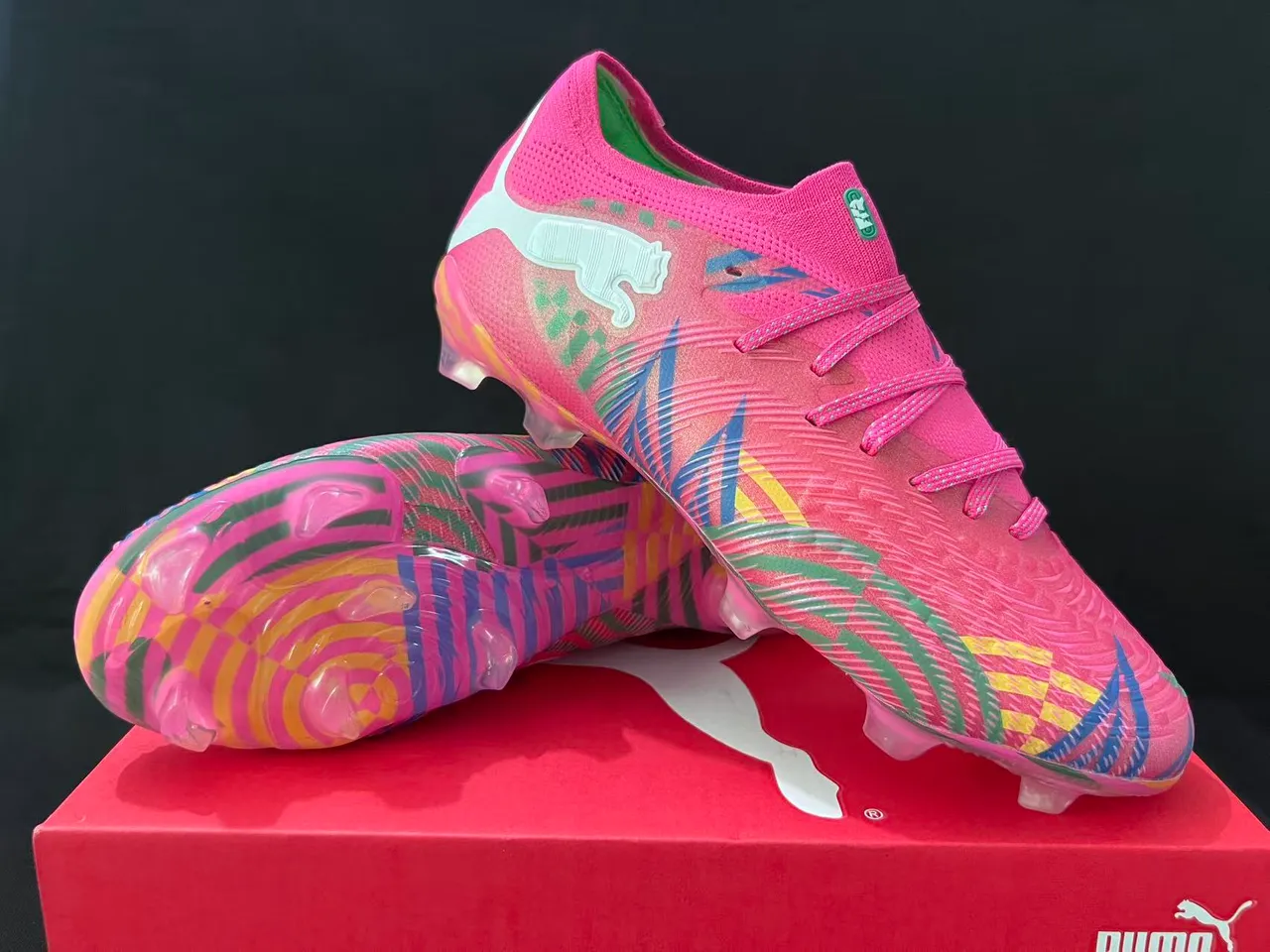 Puma Chaussures de football roses multicolores à coupe basse, upper en tricot, lacets asymétriques, surface ferme 1