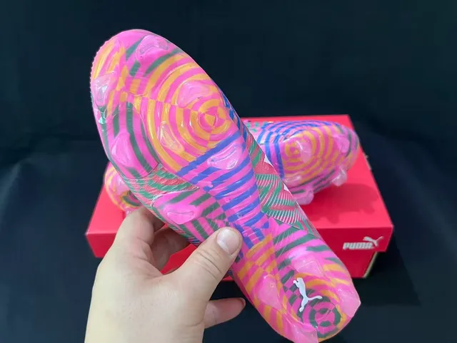 Puma Chaussures de football roses multicolores à coupe basse, upper en tricot, lacets asymétriques, surface ferme 2