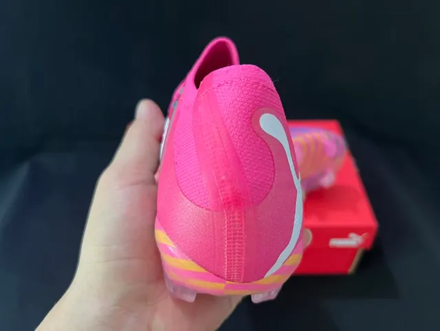 Puma Chaussures de football roses multicolores à coupe basse, upper en tricot, lacets asymétriques, surface ferme 3