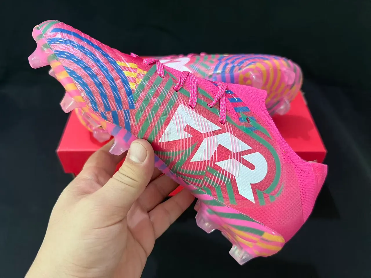 Puma Chaussures de football roses multicolores à coupe basse, upper en tricot, lacets asymétriques, surface ferme 4