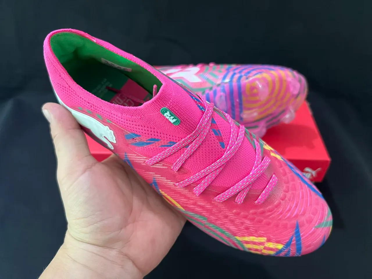 Puma Chaussures de football roses multicolores à coupe basse, upper en tricot, lacets asymétriques, surface ferme 5