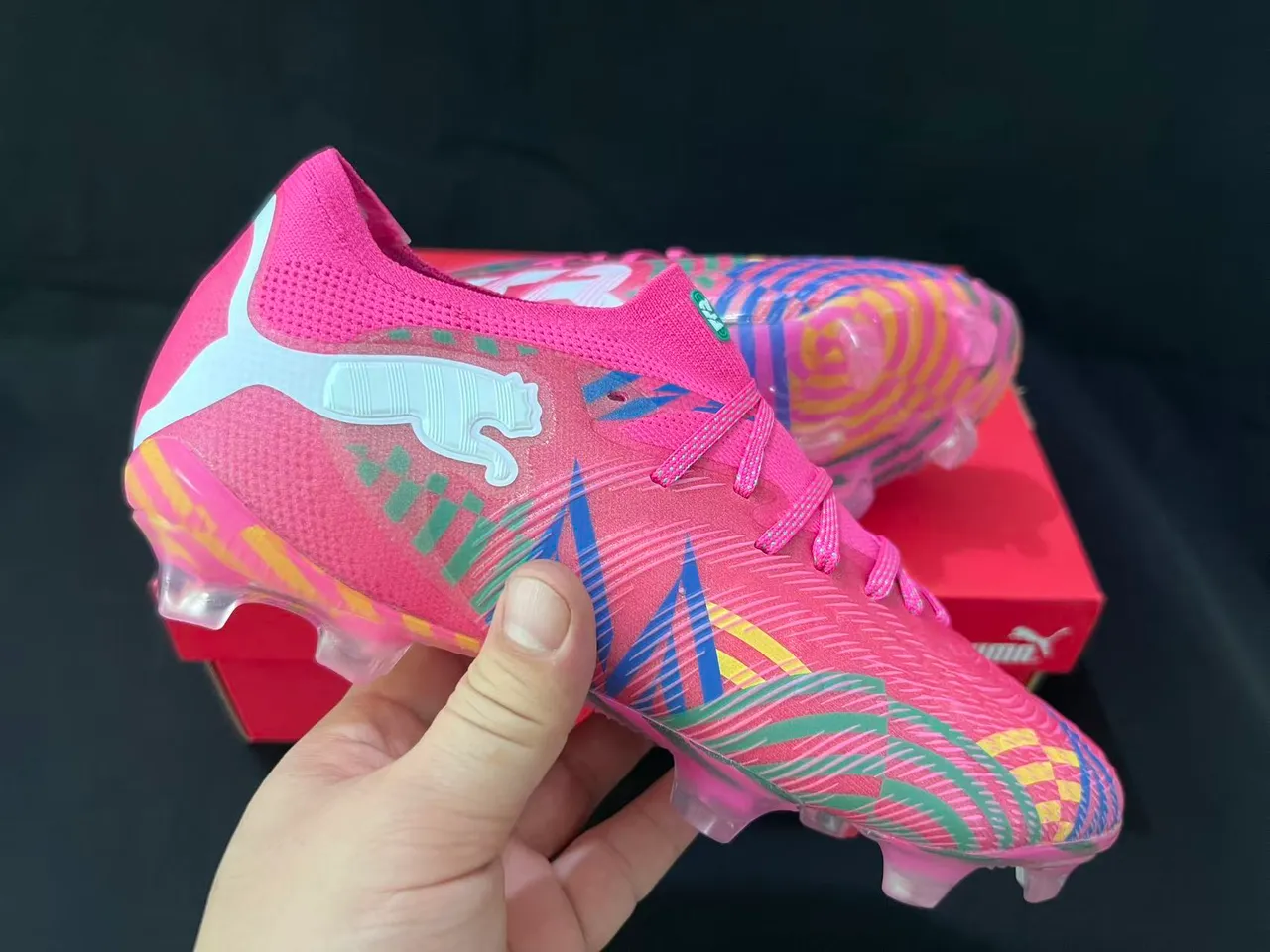 Puma Chaussures de football roses multicolores à coupe basse, upper en tricot, lacets asymétriques, surface ferme 6