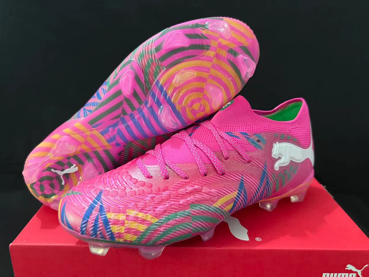 Puma Chaussures de football roses multicolores à coupe basse, upper en tricot, lacets asymétriques, surface ferme 7