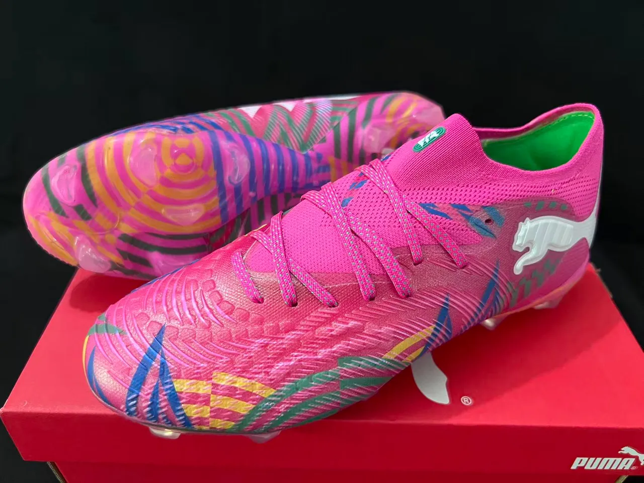 Puma Chaussures de football roses multicolores à coupe basse, upper en tricot, lacets asymétriques, surface ferme 8