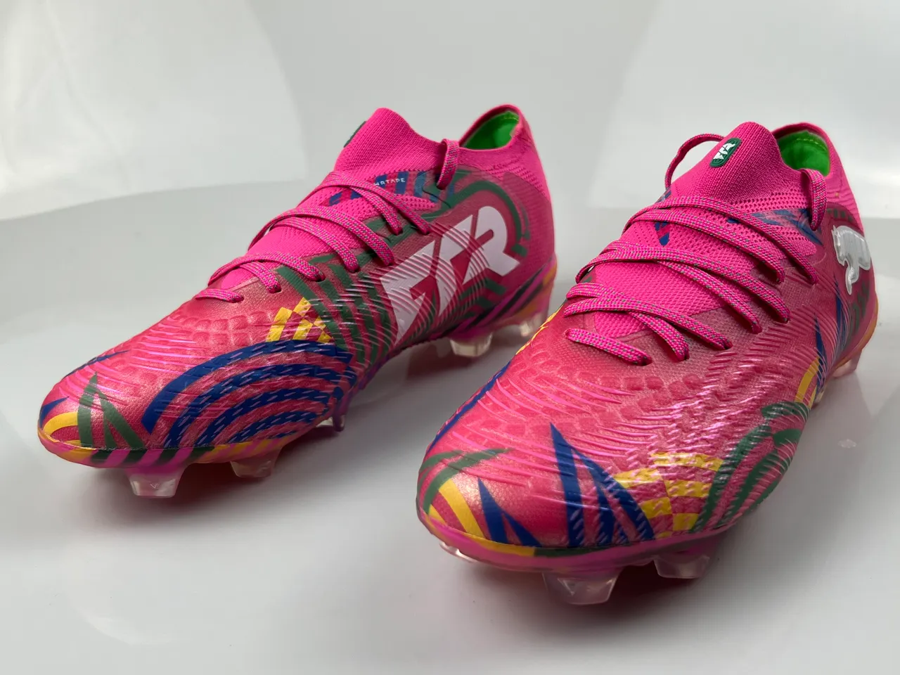Puma Chaussures de football roses multicolores à coupe basse, upper en tricot, lacets asymétriques, surface ferme 9