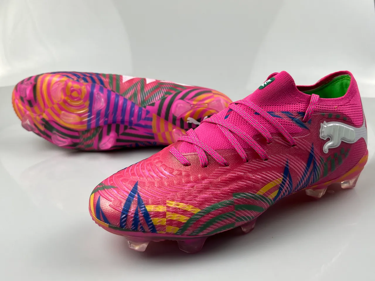 Puma Chaussures de football roses multicolores à coupe basse, upper en tricot, lacets asymétriques, surface ferme 10