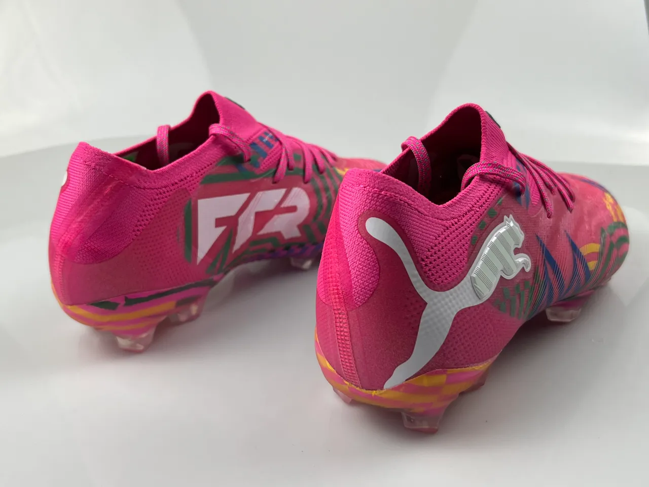 Puma Chaussures de football roses multicolores à coupe basse, upper en tricot, lacets asymétriques, surface ferme 11