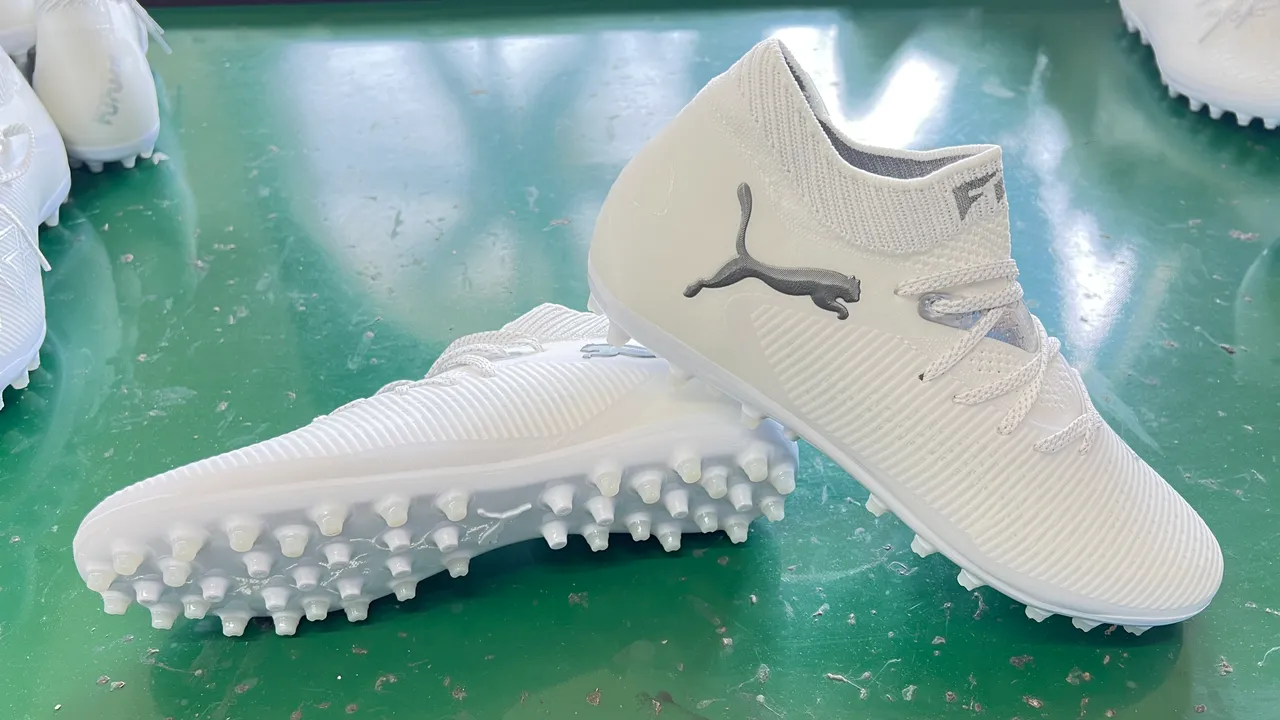 Puma Chaussures de football blanc noir col maille côtelé recouvrement synthétique Artificial-Grass 8