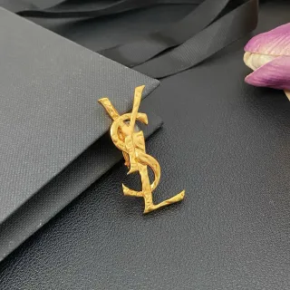 Saint Laurent सोना काला सस्काल्पचर्ड मोनोग्राम ट्विस्टेड मेटालिक ब्रोच