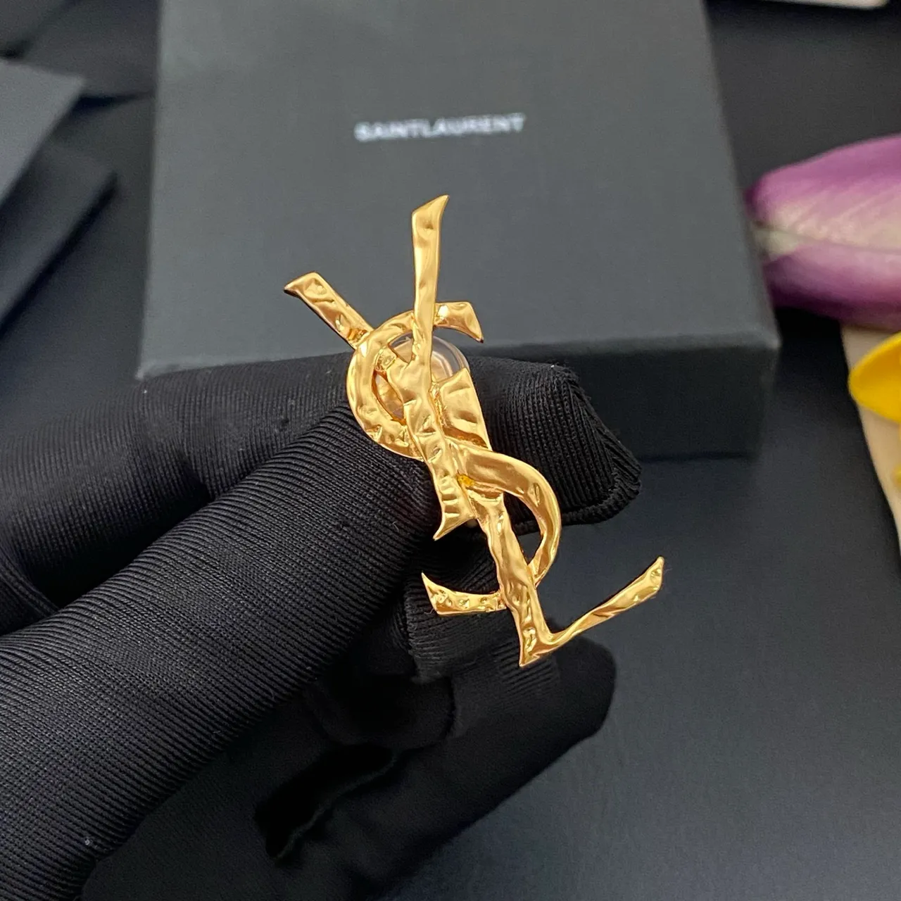 Saint Laurent بروش ذهبي أسود منحوتة حرف واحد ملتوية معدنية 6