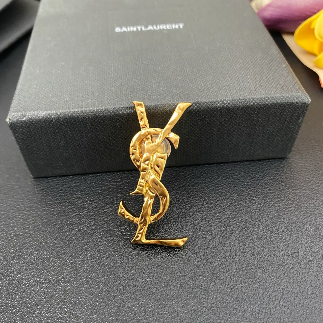 Saint Laurent بروش ذهبي أسود منحوتة حرف واحد ملتوية معدنية 7