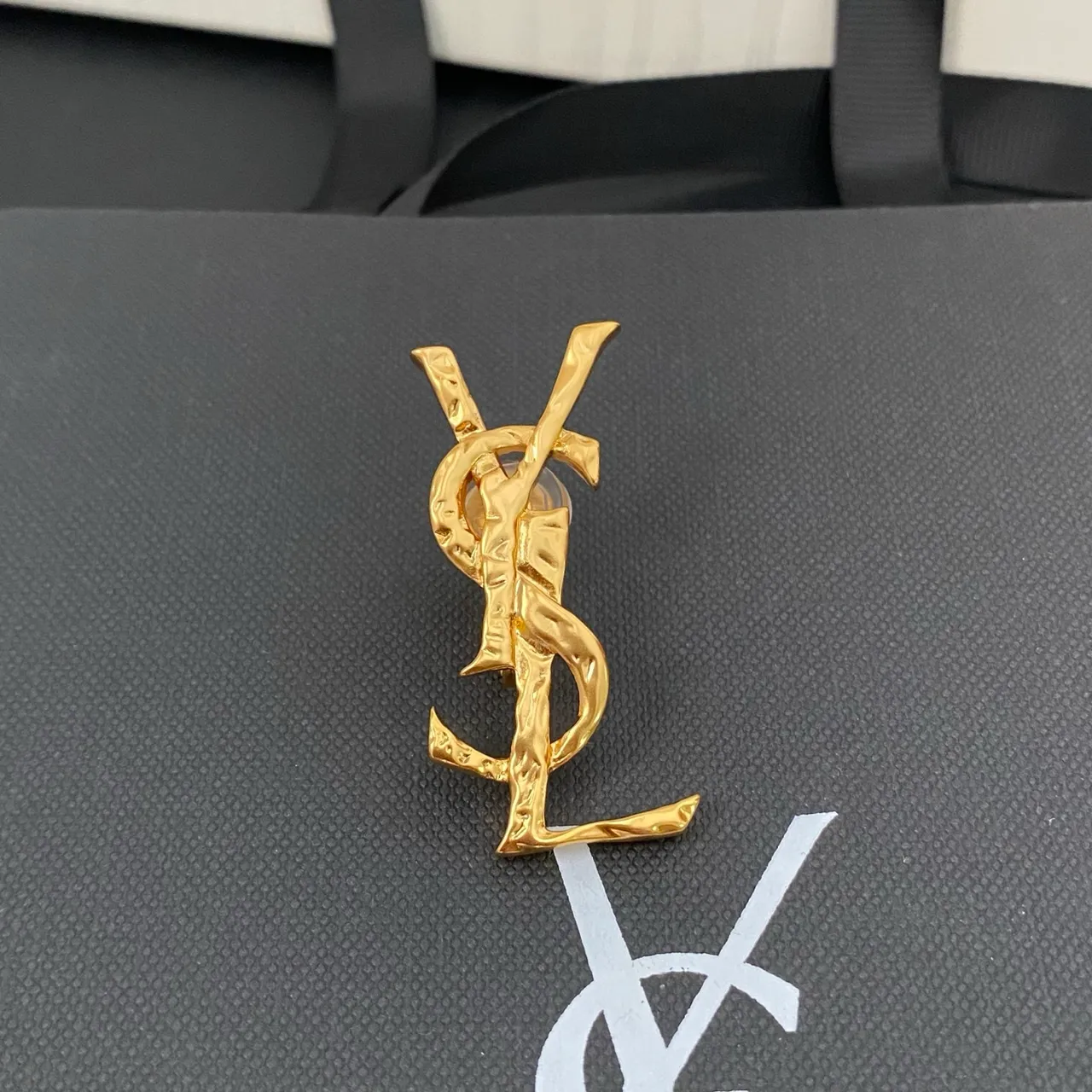 Saint Laurent بروش ذهبي أسود منحوتة حرف واحد ملتوية معدنية 8