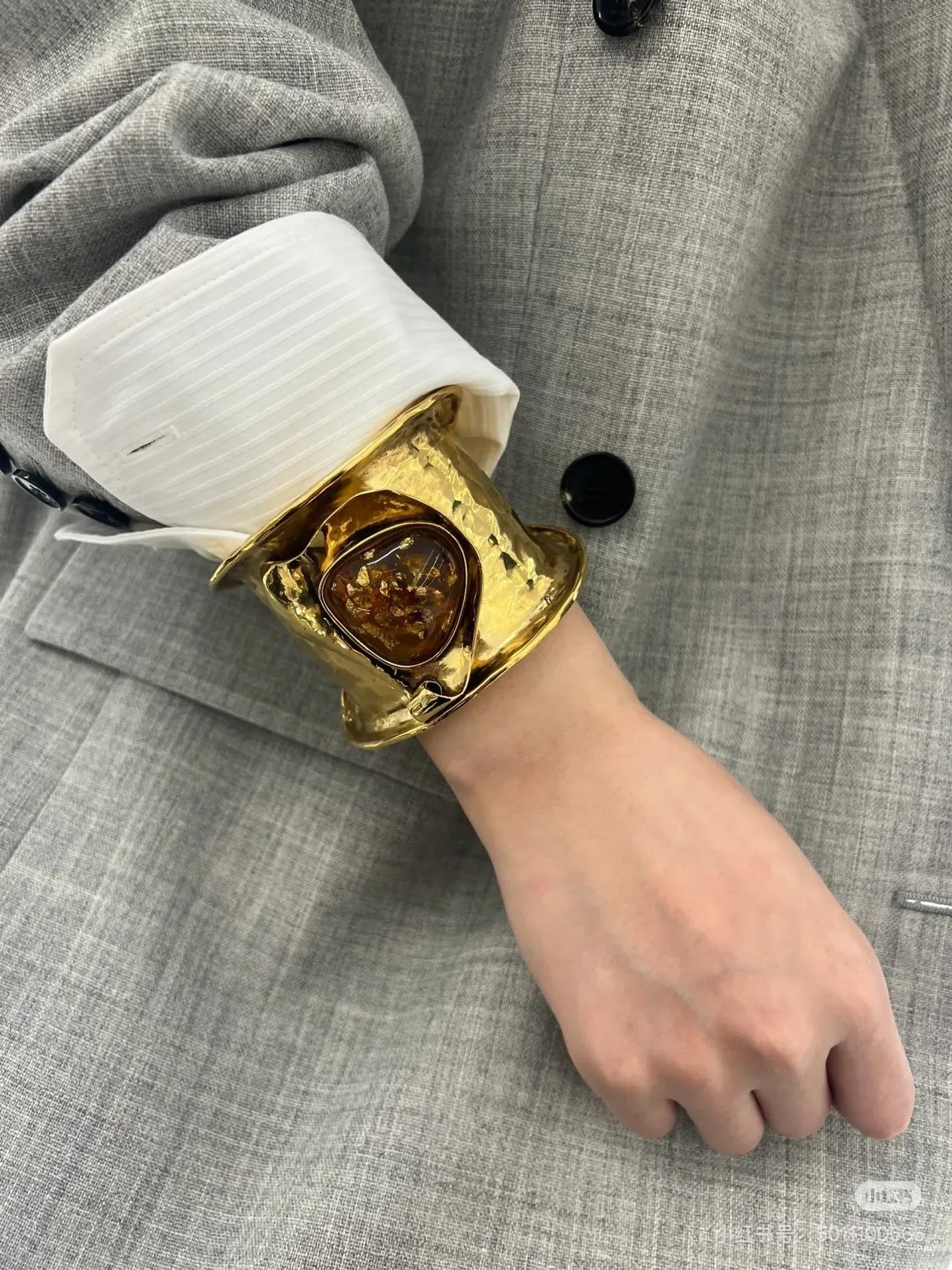 Bracelet Cuff Sculptural Saint Laurent Or Orange Résine Ambre Inséré 2