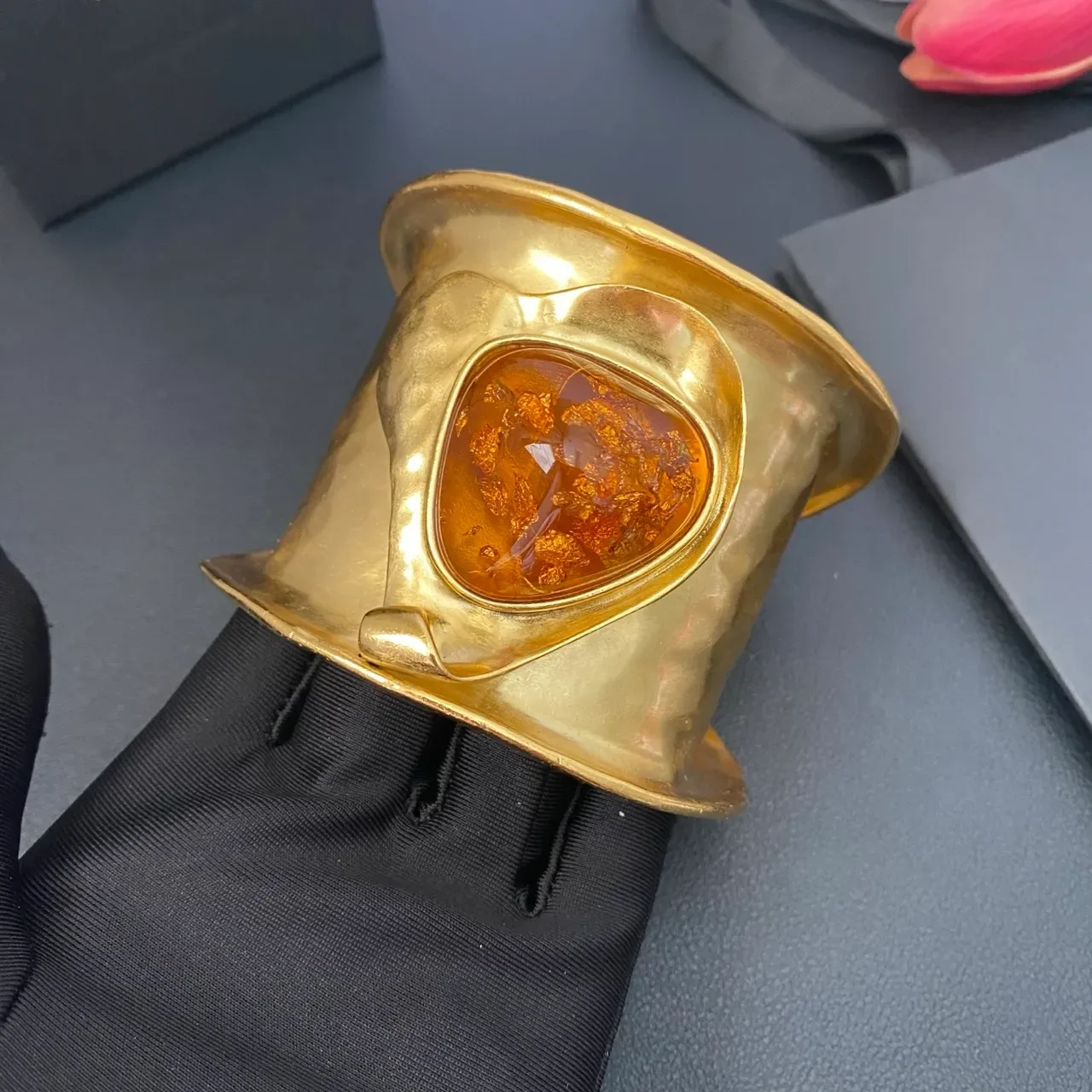 Bracelet Cuff Sculptural Saint Laurent Or Orange Résine Ambre Inséré 5
