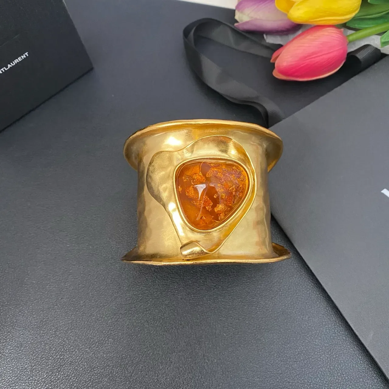 Bracelet Cuff Sculptural Saint Laurent Or Orange Résine Ambre Inséré 6